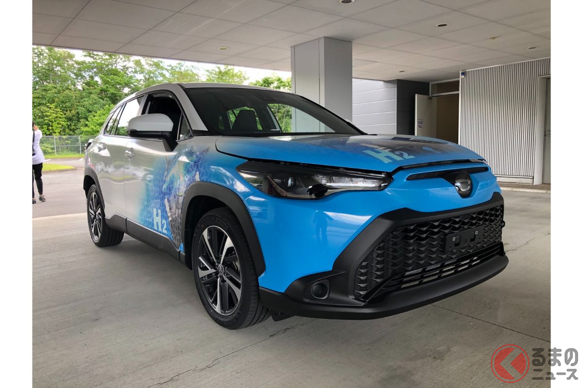 トヨタがスゴい カローラクロス の実車を初公開 白 青ボディ がカッコいい 水素エンジン搭載の実験車等をお披露目へ くるまのニュース 自動車情報サイト 新車 中古車 Carview
