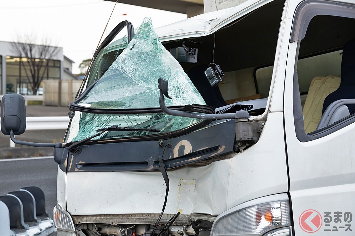 恐怖！ 高速道でトラック「ノーブレーキ激突の“大事故”」に反響殺到！ 「スマホか居眠り？トラックが悪い」厳しい声も！ 工事規制で「コーンなぎ倒し突入」「作業員に突進」 NEXCOが注意喚起