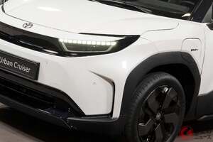 【ドイツ】約486万円！ トヨタ新型「アーバンクルーザー」発表！ 全長4.3mの“ちょうどいいサイズ”×シャープなサメ顔がカッコいい！ 新たな「小型SUV」25年後半に発売