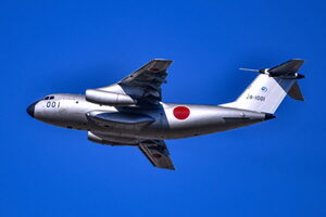 空自「異色の機体」がズラリと並んだ！ ギンギラギンの輸送機に紅白カラー戦闘機も 壮観な記念写真が公開