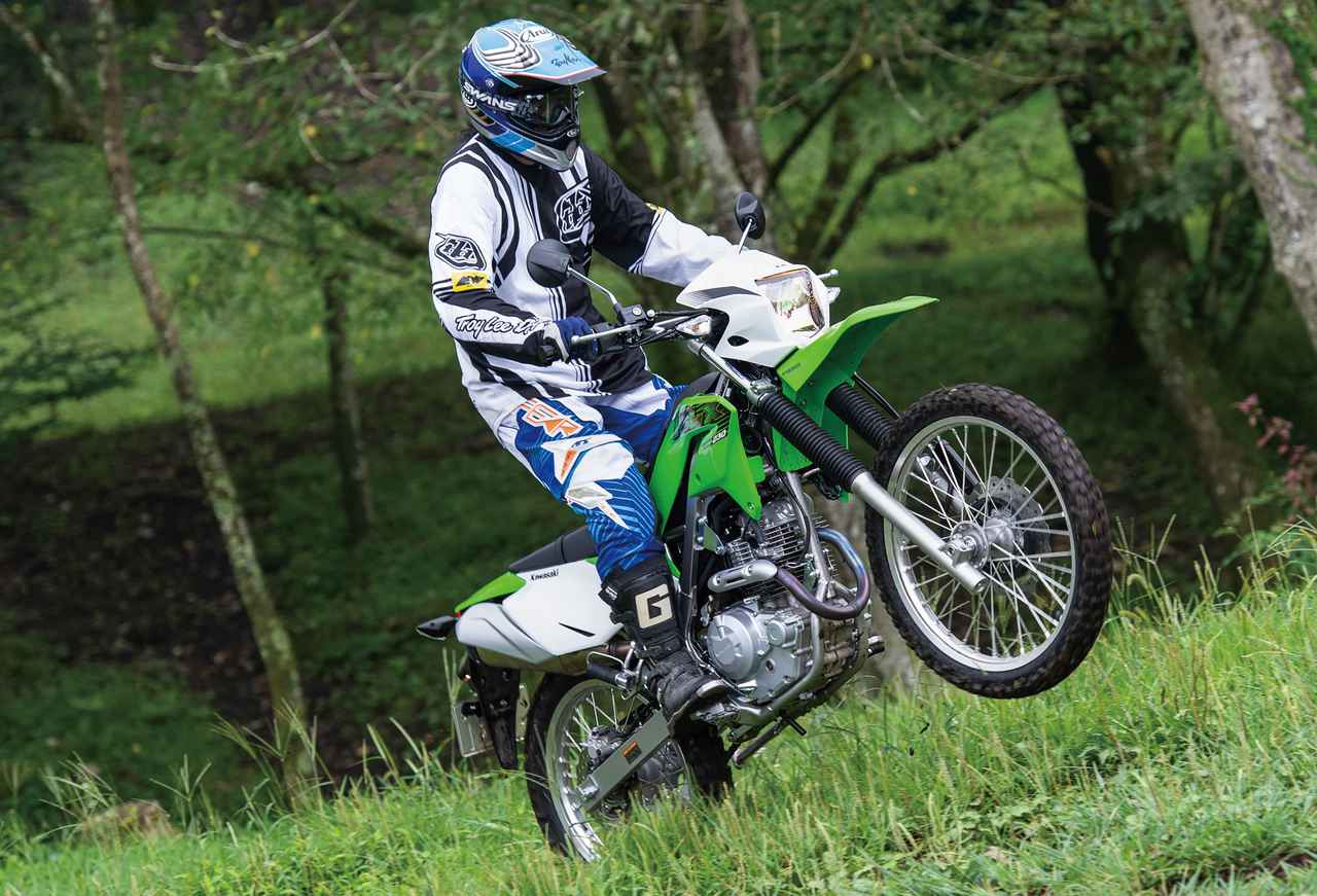 インプレ カワサキ Klx230 オフロード初心者にもおすすめ 林道ツーリングを気軽に楽しめる扱いやすさが魅力 Webオートバイ 自動車情報サイト 新車 中古車 Carview