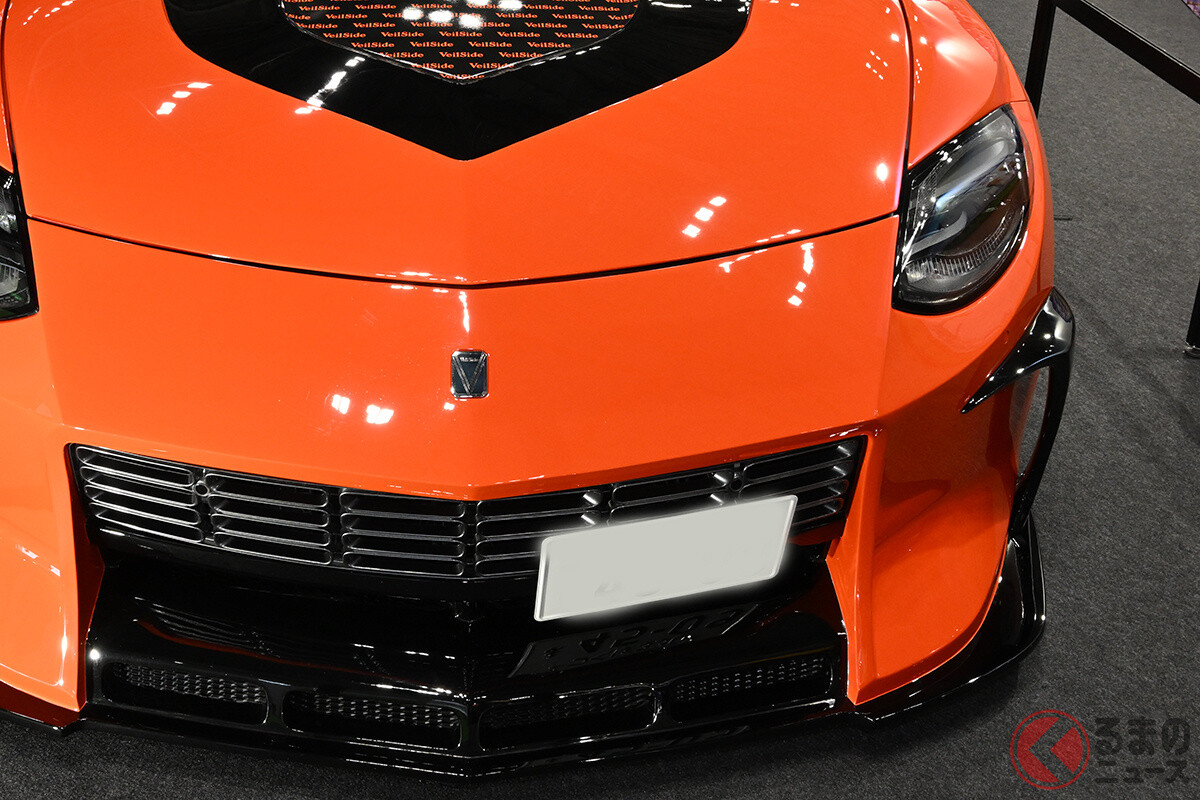 ド迫力ワイドボディ＆ローダウンの日産「フェアレディZ」実車展示！ 鮮烈オレンジの「ヴェールサイド FFZ400」登場