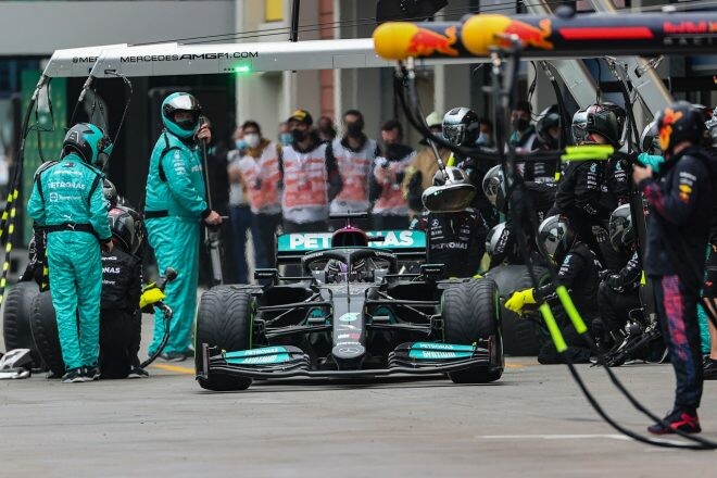 タイヤ無交換を断念したメルセデス「リスクを冒してでも表彰台を狙いたかった」とハミルトンは主張／F1第16戦決勝