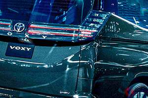 トヨタ新「ヴォクシー」がスゴイ！ “300万円”超えの「大人気ミニバン」何が変わった？ ミドルサイズの「3列ミニバン」が「家族で乗るには心強い」などと話題に