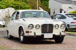 「駐車場に入らず家を増築!?」英国クラシックカーを所有する夢を希少なディムラーで叶える