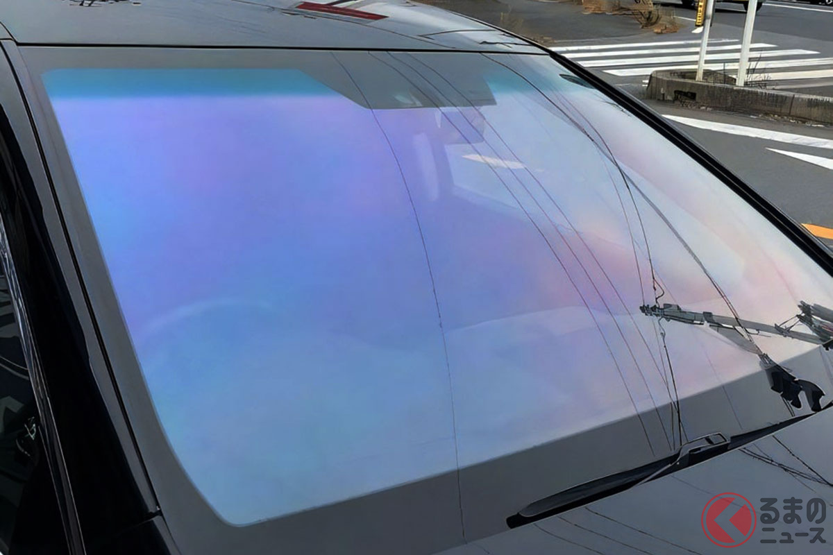 車の窓ガラスに「キラキラフィルム」なぜ増えた？ 青や紫に発色する「オーロラフィルム」は車検に通る？ 意外なメリットとは？