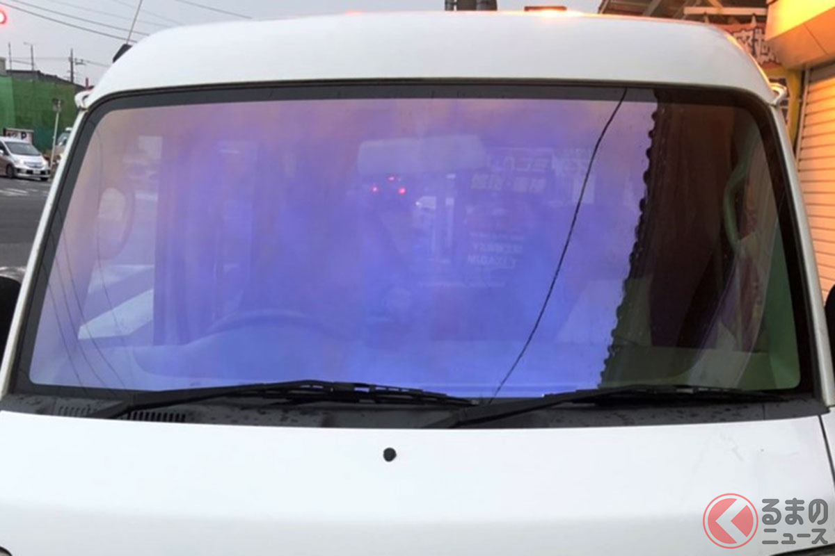 車の窓ガラスに「キラキラフィルム」なぜ増えた？ 青や紫に発色する「オーロラフィルム」は車検に通る？ 意外なメリットとは？