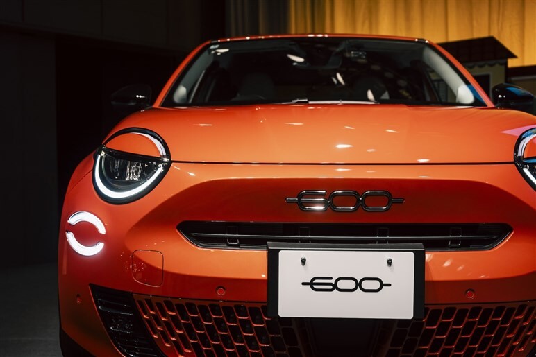 フィアット「600e」日本発売。“100”の魅力をプラスもライバル
