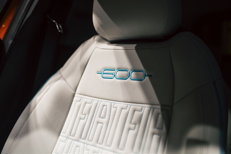 フィアット「600e」日本発売。“100”の魅力をプラスもライバルより強気の価格…ルパン三世とコラボも