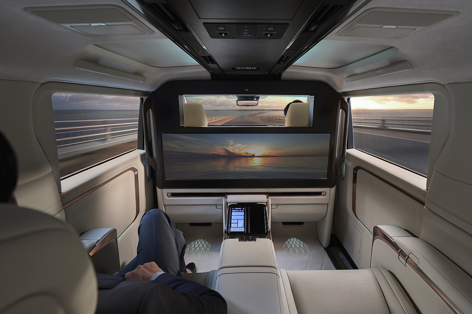 一生ここで過ごせる……なんて言い過ぎに感じない！　最新ショーファーカーの後席が贅沢＆快適すぎてヤバい!!