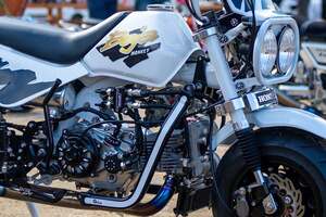 異色のミニオフローダ―・モンキーバハが都会的なモノトーンカスタムで見事Wアワードを獲得!!