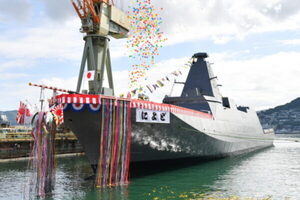 海自の「最新護衛艦」が “艦名由来の地”に出現！飛行艇が上空をフライパス!? 貴重な2ショットが公開