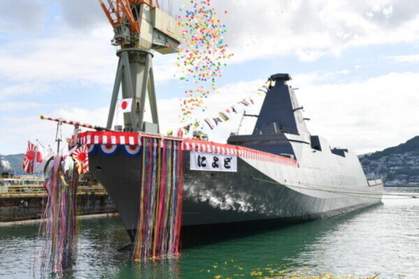 海自の「最新護衛艦」が “艦名由来の地”に出現！飛行艇が上空をフライパス!? 貴重な2ショットが公開