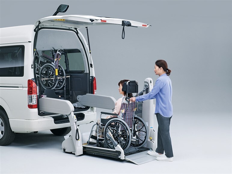 ジャパンタクシー改良で最大の課題「車いす拒否」は先送り。乗務員も困惑する中途半端なユニバーサルデザインとは