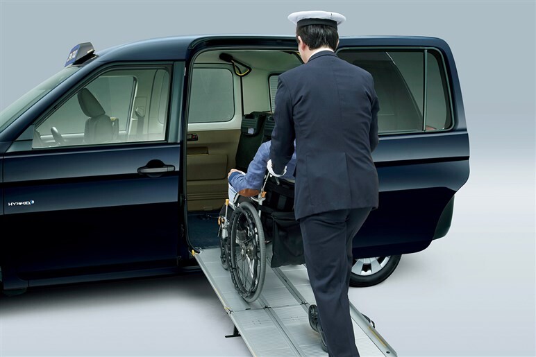 ジャパンタクシー改良で最大の課題「車いす拒否」は先送り。乗務員も困惑する中途半端なユニバーサルデザインとは
