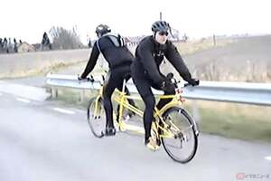 脳が一瞬バグる!?　背中合わせでペダルを漕ぐタンデム自転車……なんだか怖い!!