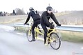 脳が一瞬バグる!?　背中合わせでペダルを漕ぐタンデム自転車……なんだか怖い!!
