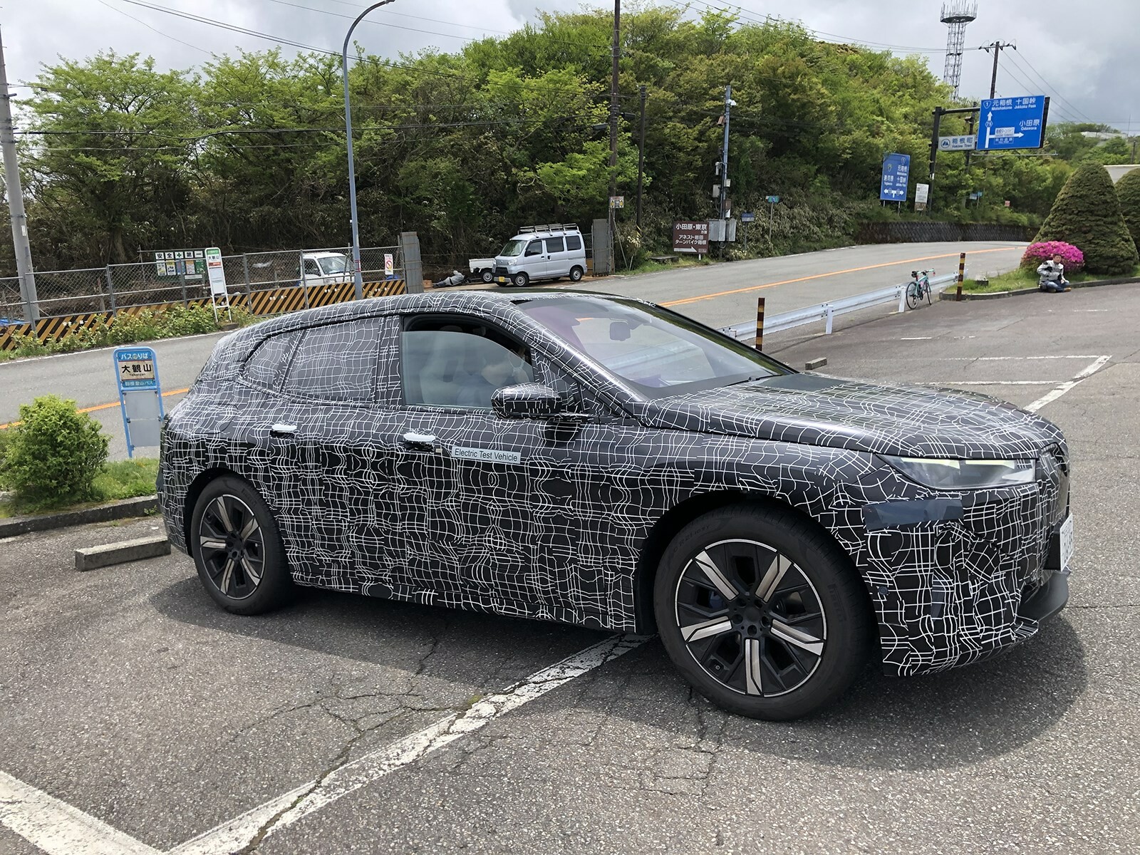 BMWの新型電気自動車のテスト風景を日本でスクープ。その正体は年内発売予定の「iX」だ！