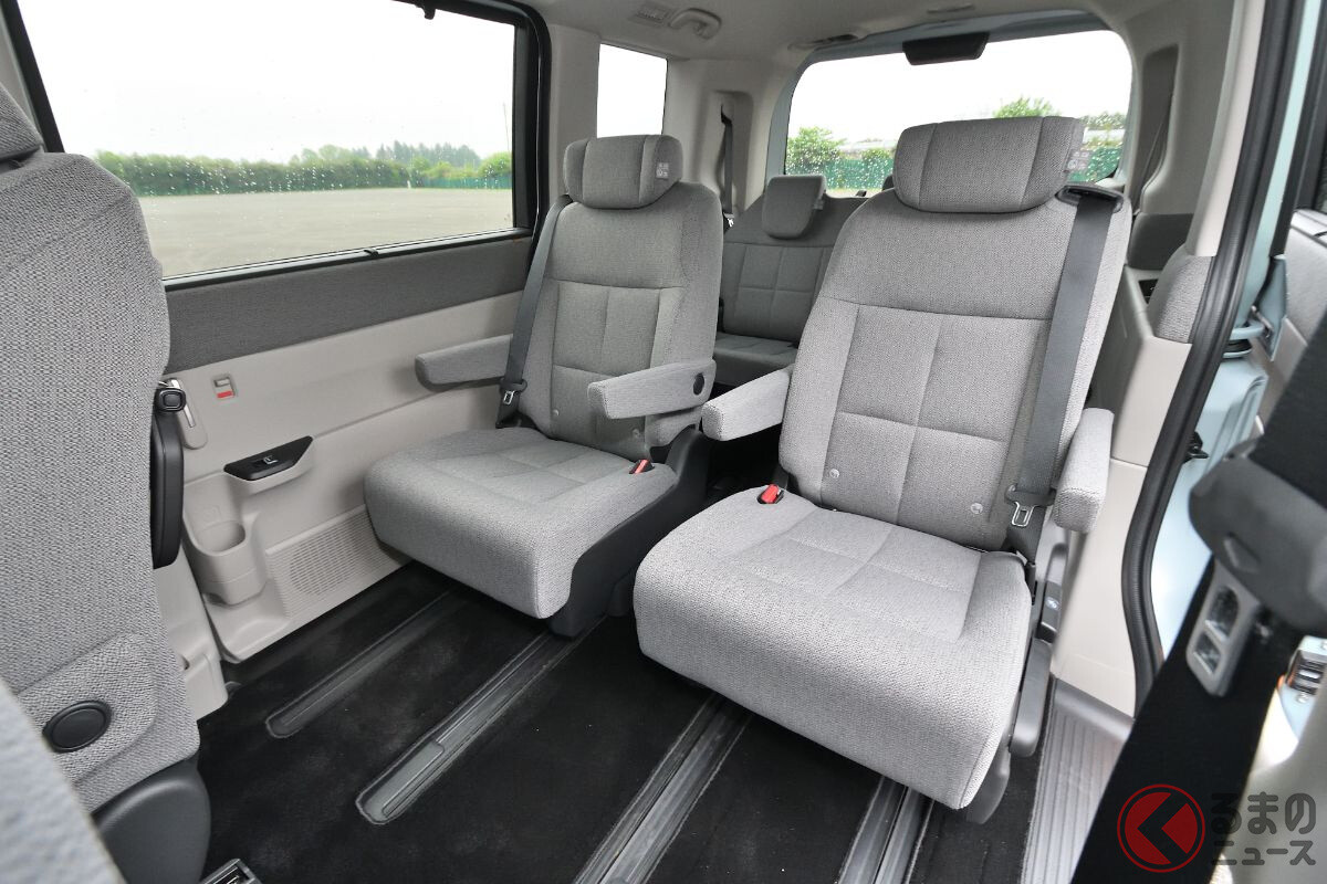 “リビング感”強調！ トヨタ新型「シエンタ」とホンダ新型「ステップワゴン」室内空間を比較！ 「まるでソファ」は最近のトレンド？
