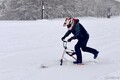 ハンドルを握って雪上を滑走する「スノーモト」　まるでオフロードバイクのような楽しさをゲレンデで体験!!