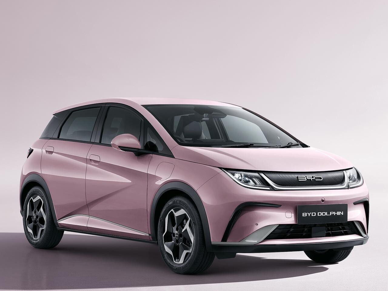 BYDがドルフィンの特別限定車「グレイトフルピンク」を発売。創業30周年を記念して特別装備を追加設定