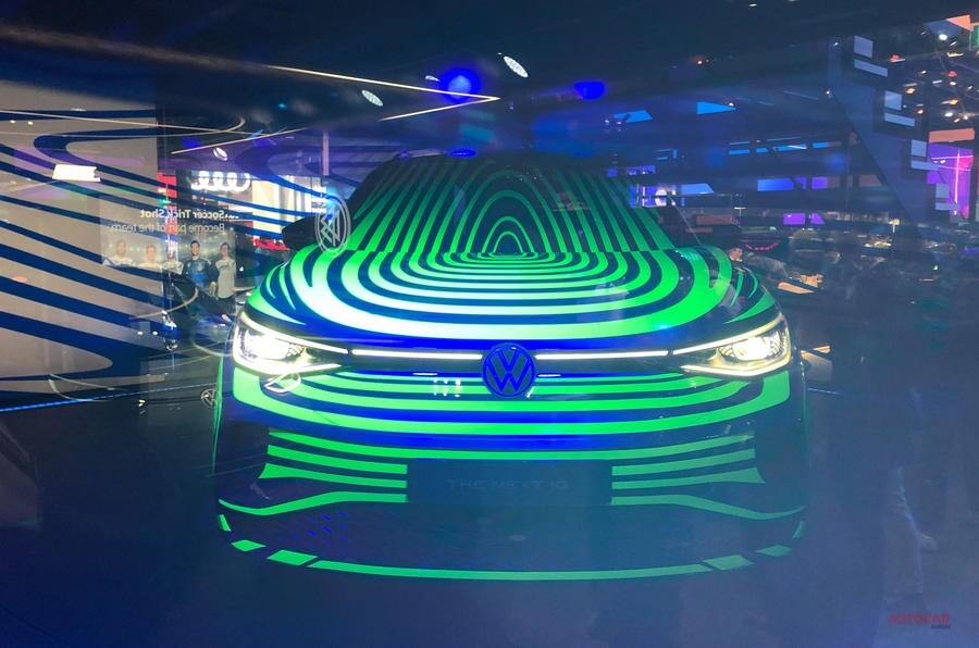 フォルクスワーゲンID.4　EVのSUVを展示中　2020年発売へ