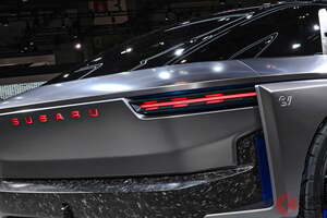 スバルの最新型「4WD“クーペ”」が話題に！ 赤い「SUBARU」エンブレム＆カクカクボディがイイ「“2ドア”スポーツカー」に称賛の声！ ワイド＆ローで迫力スゴイ「スポーツモビリティ」とは