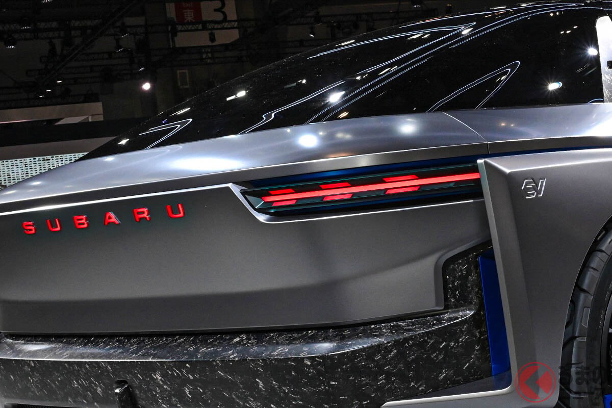 スバルの最新型「4WD“クーペ”」が話題に！ 赤い「SUBARU」エンブレム＆カクカクボディがイイ「“2ドア”スポーツカー」に称賛の声！ ワイド＆ローで迫力スゴイ「スポーツモビリティ」とは