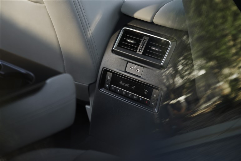 ロー＆ワイドでスポーティ！ マツダが新型SUV「CX-70」を発表。今春発売、北米から