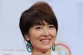 歌手「荻野目洋子」の「“めちゃ小さい”愛車」が話題に！ 20代の時に乗っていたクルマに「素敵」「センス！」の声も！ 懐かしすぎる「ミニ」どんなモデル？