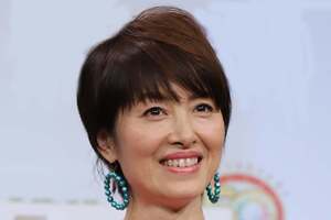 歌手「荻野目洋子」の「“めちゃ小さい”愛車」が話題に！ 20代の時に乗っていたクルマに「素敵」「センス！」の声も！ 懐かしすぎる「ミニ」どんなモデル？