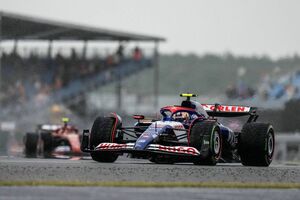 F1イギリスFP3速報｜雨の中メルセデスがワンツー！　ノリス3番手。RB角田裕毅は14番手