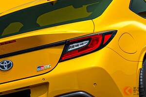10年ぶり復活！ トヨタ新「“4人乗り”スポーツカー」発表！ 全長4.2m級の「コンパクトボディ」に“後輪駆動”採用！ 走行性能も強化の鮮烈イエローモデル「GR86 RZ“Yellow Limited”」が販売店でも話題に