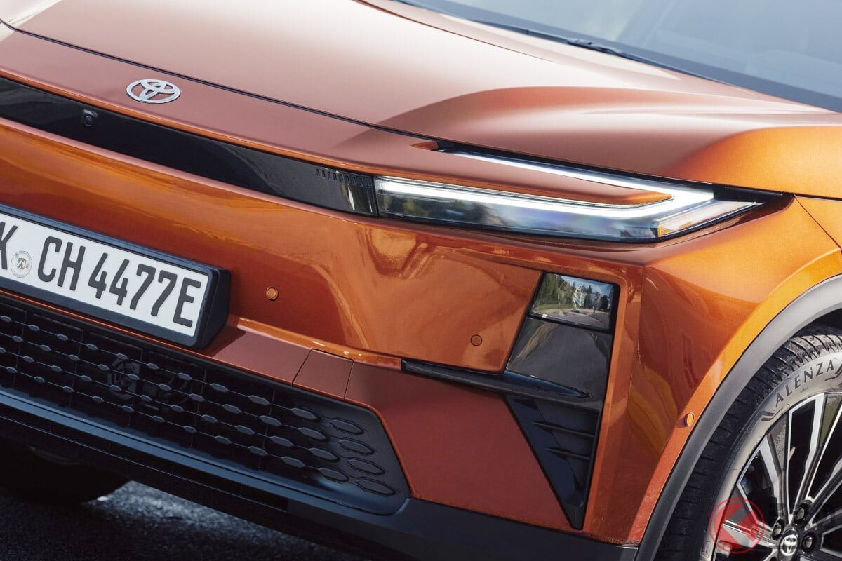 トヨタ「新型C-HR＋」まもなく発売！ 近未来感スゴい「サメ顔」×最先端インテリア採用！ パワフルユニット搭載で走りが楽しい「新型クーペSUV」英国モデルとは！