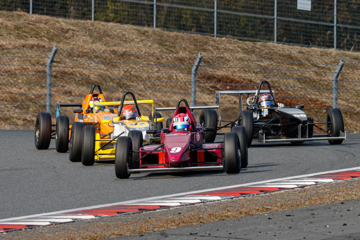 高校生が レーシングドライバーの登竜門 レースでデビューウイン 学生生活も激変 Auto Messe Web 自動車情報サイト 新車 中古車 Carview