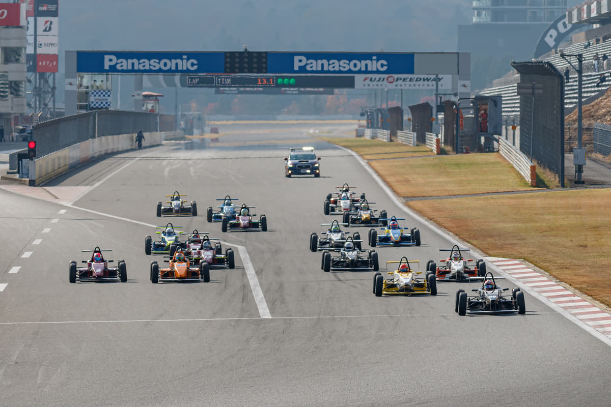 高校生が レーシングドライバーの登竜門 レースでデビューウイン 学生生活も激変 Auto Messe Web 自動車情報サイト 新車 中古車 Carview
