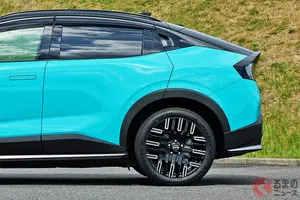 8年ぶり全面刷新！ 日産新型「流麗クロスオーバー」に問合せ“殺到”!? 全長4.4m“ボリューミーボディ”に「700km超え航続」も実現！ 新時代の“日産の要”「リーフ」が販売店でも話題に