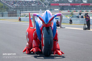 ポケモンの『ホンダコライドン』が鈴鹿8耐スタート前に初走行。貴重な姿にザルコも興味津々