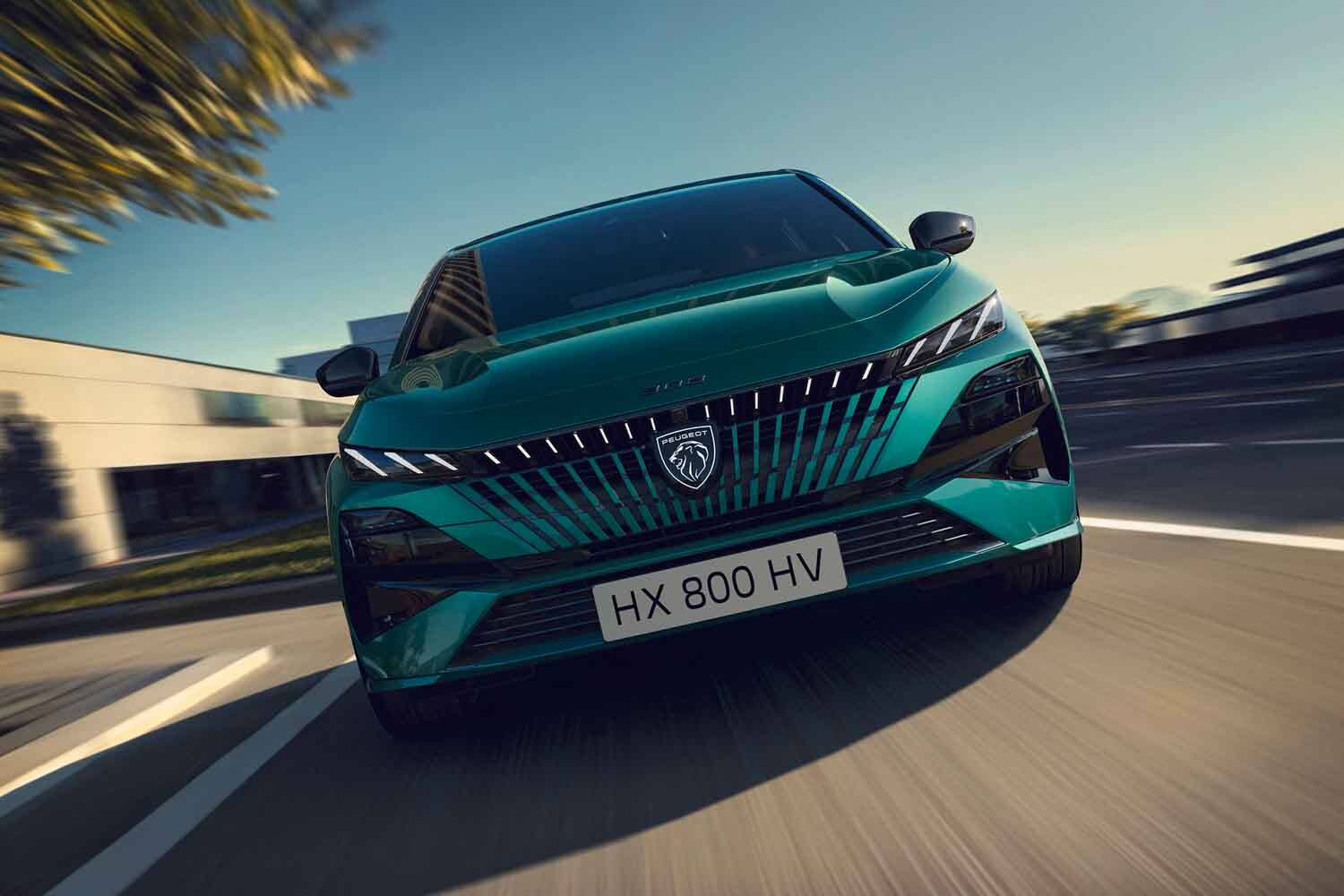 新型「308」はプジョー初の発光エンブレムで斬新かつ先進なイケメンに！マイチェンとは思えない大胆チェンジ