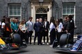 スターマー英首相、ダウニング街で75周年のF1を歓迎。唯一イギリスに拠点を持たないフェラーリを「誘致したら外交問題になるかな！」