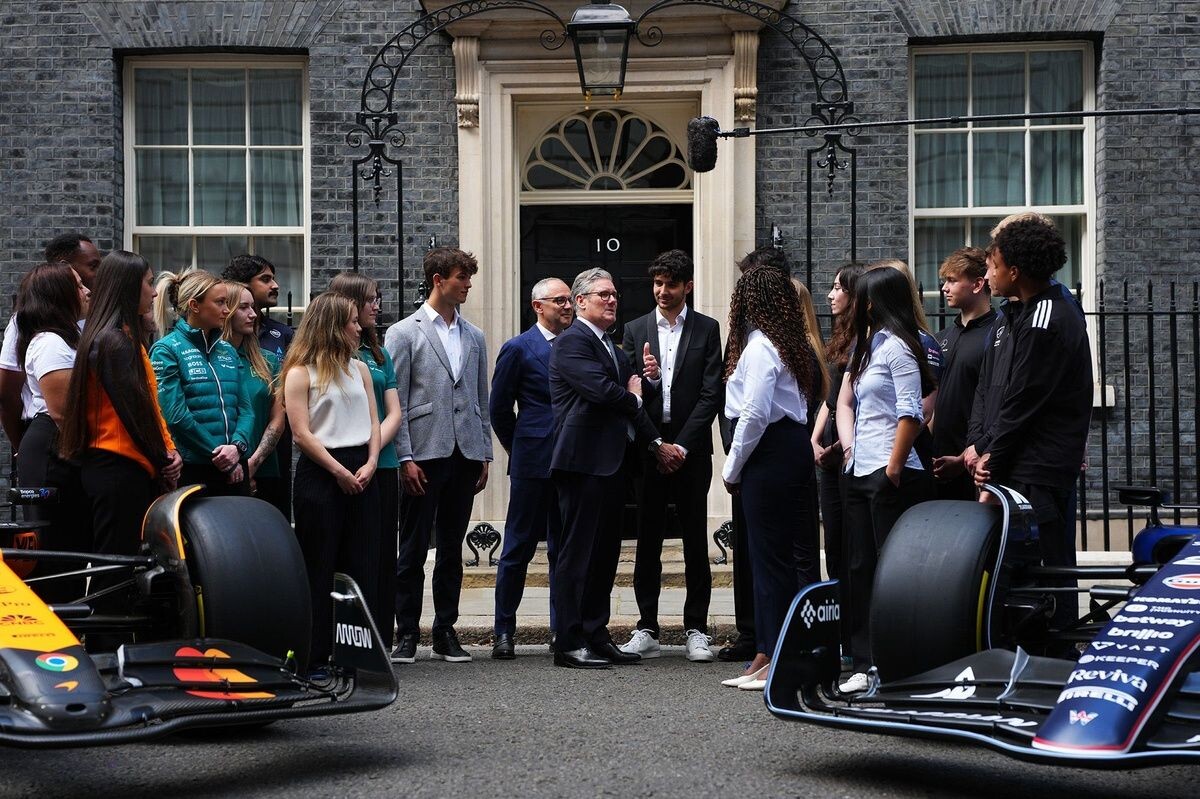 スターマー英首相、ダウニング街で75周年のF1を歓迎。唯一イギリスに拠点を持たないフェラーリを「誘致したら外交問題になるかな！」