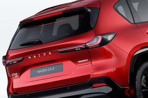 マツダ新型「CX-5」世界初公開！ 9年ぶりの全面刷新でディーゼルモデル廃止!? 「主力SUV」の“電動化”が確実なワケとは！