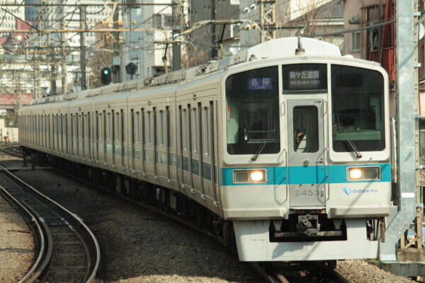 「デビューから30年を迎えた小田急の通勤電車」を細部まで撮影可能！ 記念ヘッドマークも装着