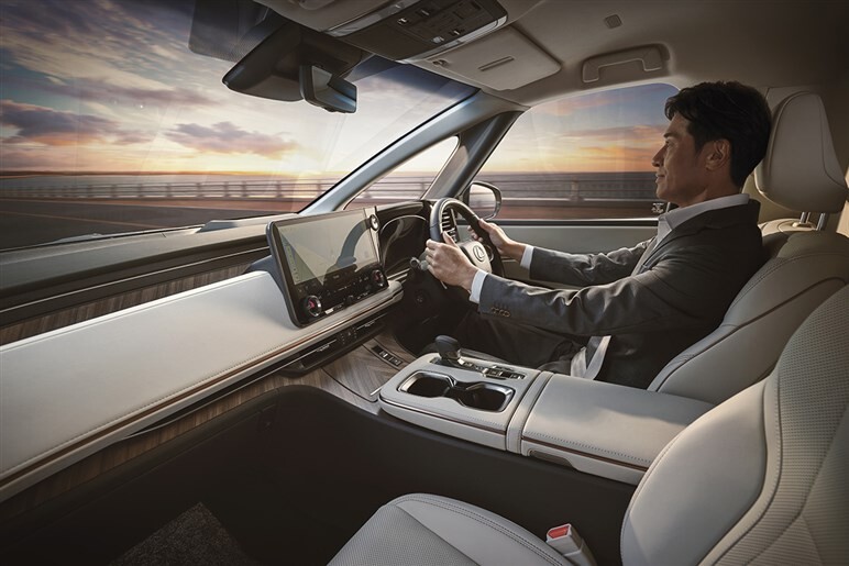 高級ミニバン「LM」が苦戦!? “大本命”6人乗り1500万円“バージョンL”が5月に登場か