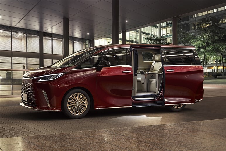 高級ミニバン「LM」が苦戦!? “大本命”6人乗り1500万円“バージョンL”が5月に登場か