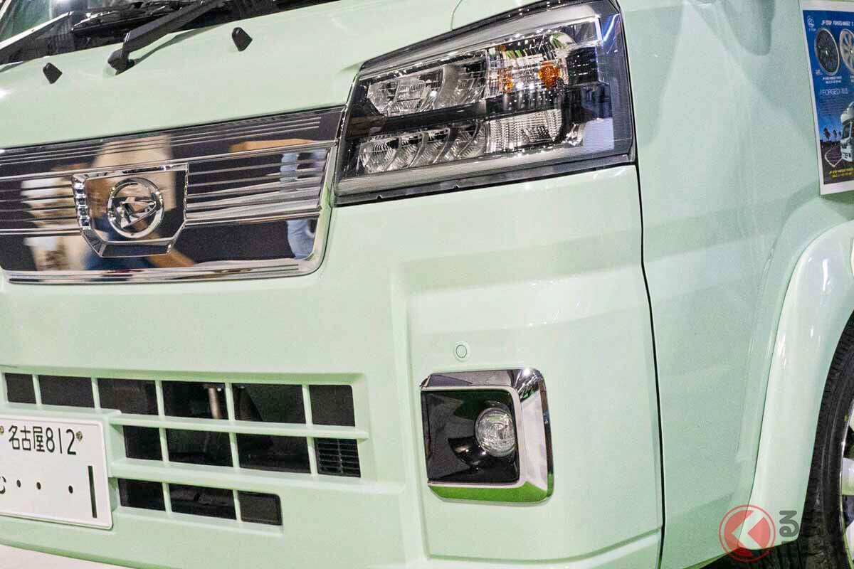 448万円！ 最新型「“4人乗り”軽トラ」公開！ ダイハツ「ハイゼットトラック」に「2階建て」仕様!? 豪華内装も素晴らしい「JP STAR HAPPY1 premium」登場