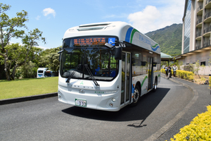 99%以上が水力発電の島「屋久島」にヒョンデのEVバス５台が上陸！　ガチの「カーボンニュートラル」を目指す
