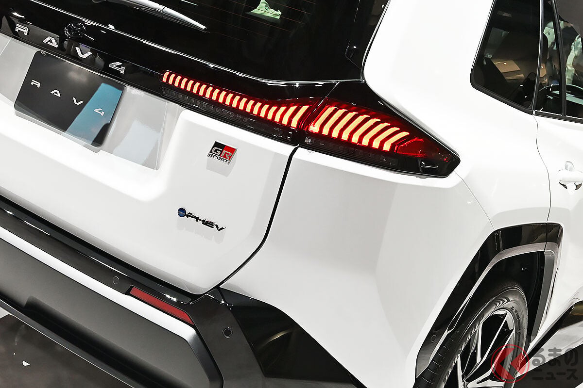 トヨタが新型「RAV4」を日本初公開！ 全長4.6mの「ちょうどイイサイズ」でまもなく発売！ JMS2025で先行披露の“新型SUV”「一番人気」グレードは？