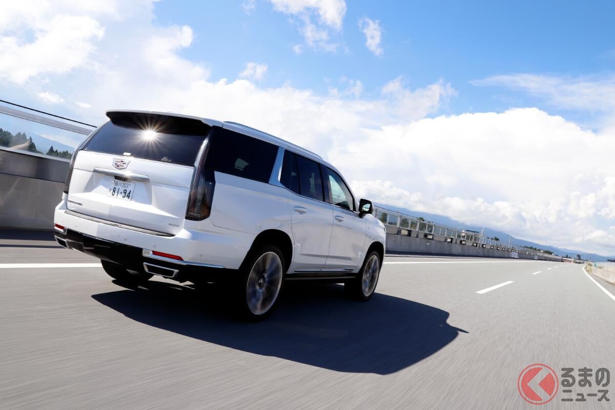 キャデラックの「“デカすぎ”SUV」エスカレード実際どう!? 意外とスポーティー？ 気になる乗り心地は？ アメリカンドリームな新「フラッグシップ」どんなクルマなのか【試乗記】