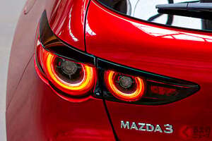 マツダ新型「“小さな”高級車」発表！ MT設定＆新エンジン搭載！ 美麗ボディのハッチバック！ 新たな「マツダ3」約550万円で英に登場